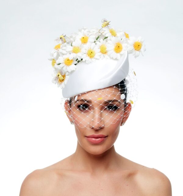 Bee white cap with daisies and veiling