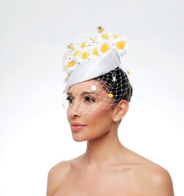 Bee white cap with daisies and veiling - Image 2