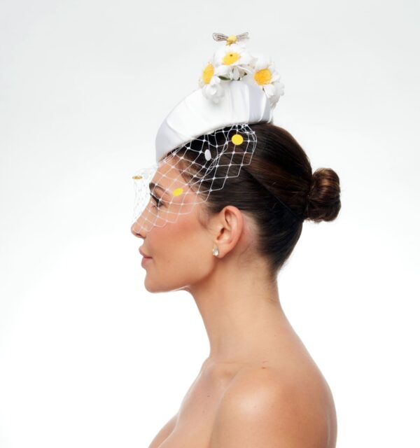 Bee white cap with daisies and veiling - Image 3