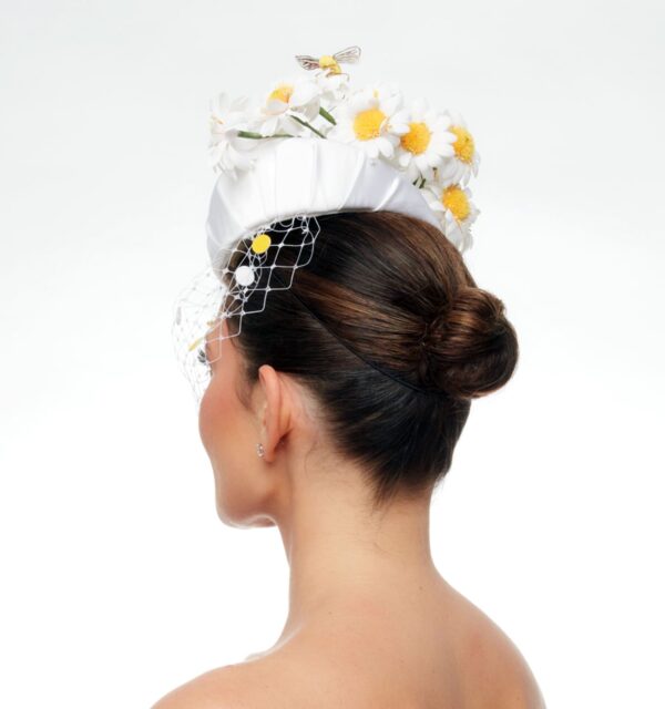 Bee white cap with daisies and veiling - Image 4