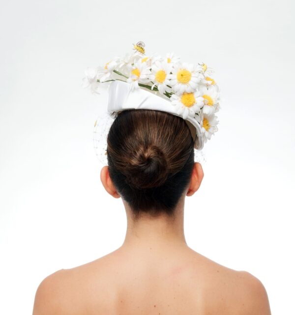 Bee white cap with daisies and veiling - Image 5