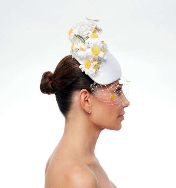 Bee white cap with daisies and veiling - Image 6