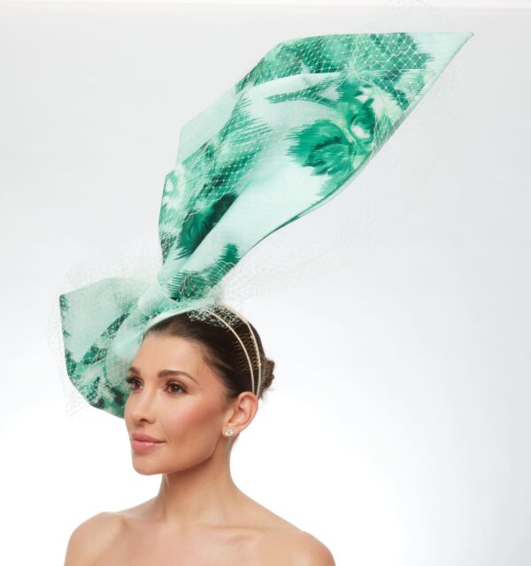 Green floral angled bow with white veiling - Image 2