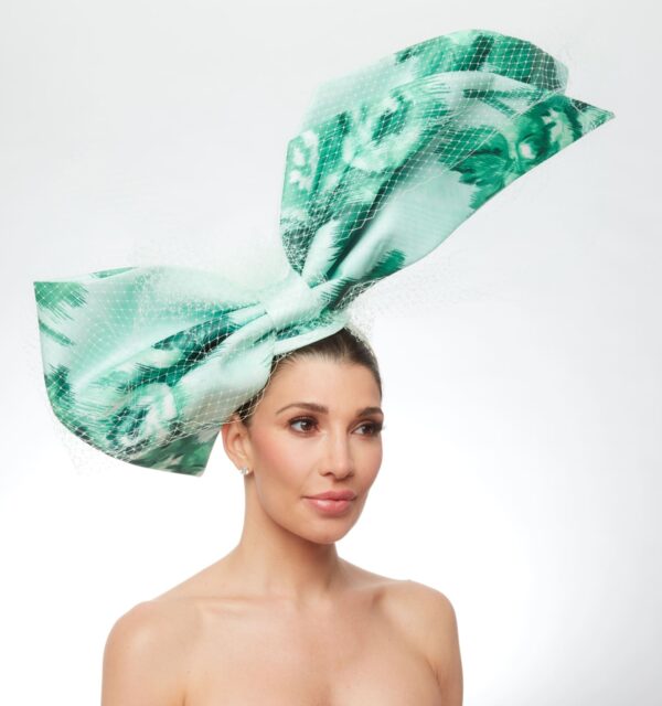 Green floral angled bow with white veiling - Image 4