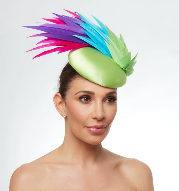 Lime silk cap with multicolored feathers - Image 5