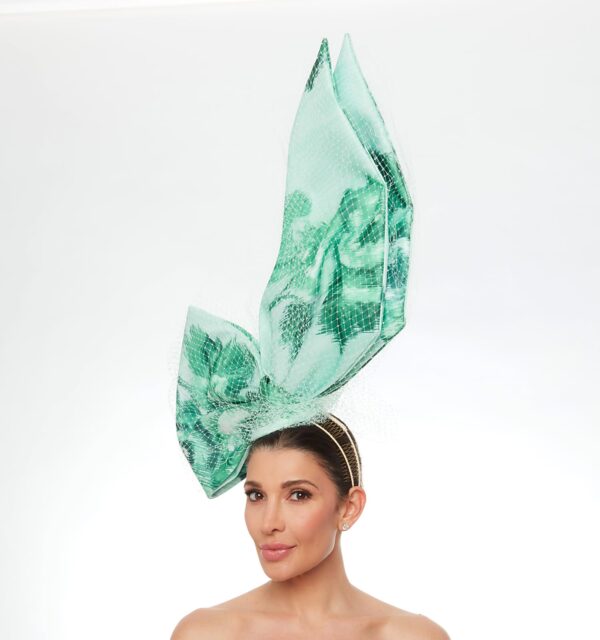 Green floral upright bow with white veiling - Image 2