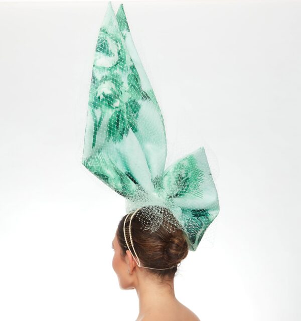 Green floral upright bow with white veiling - Image 3