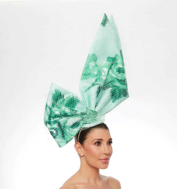 Green floral upright bow with white veiling - Image 4